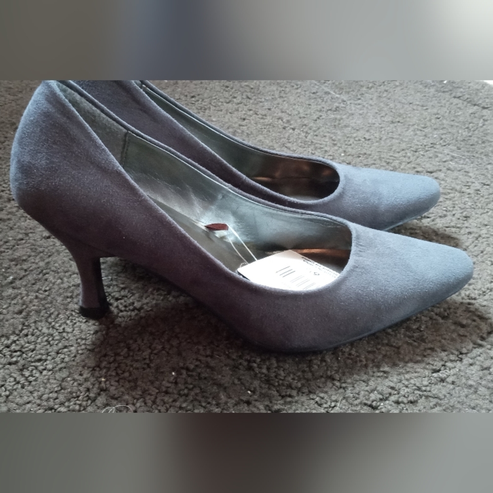 NWT George Gray Suede Heels